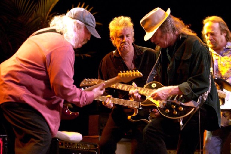 Podcast: Crosby, Stills, Nash, Young και Mitchel φεύγουν από το Spotify για τα “ψεκασμένα” μηνύματα