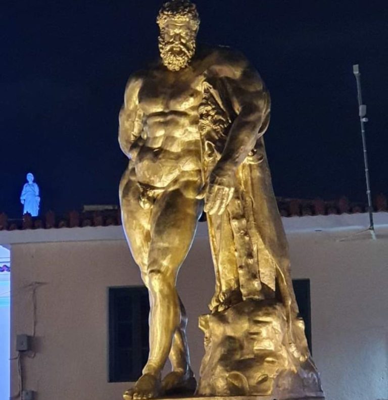 Άγαλμα του Ηρακλή στο κέντρο της πόλης του Άργους