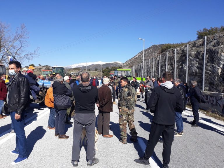 Αγρότες έκλεισαν την Εθνική Οδό Λάρισας – Κοζάνης στην Μελούνα