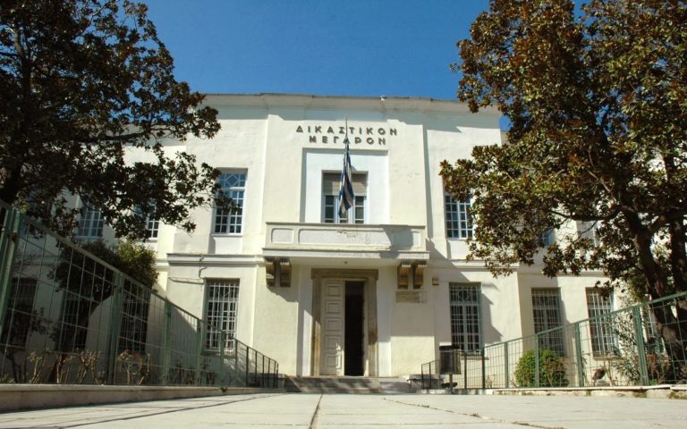 Βόλος: Αναβλήθηκε η δίκη δύο πολιτών που είχαν αναρτήσει πανό στην αίθουσα του δημοτικού συμβουλίου