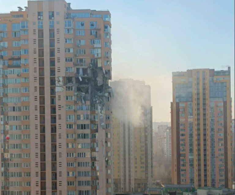 Ουκρανία: Πολυκατοικία χτυπήθηκε από ρωσικά πυρά στο Κίεβο
