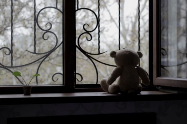 Πάτρα – Θάνατος τριών παιδιών: Ειδικός εξηγεί γιατί οι γονείς νιώθουν την ανάγκη να δίνουν συνεντεύξεις για την τραγωδία τους (video)