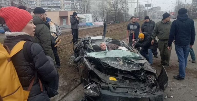 Ουκρανία: Σοκαριστικό βίντεο με τανκ που καταπλακώνει αυτοκίνητο – Επέζησε ο οδηγός του
