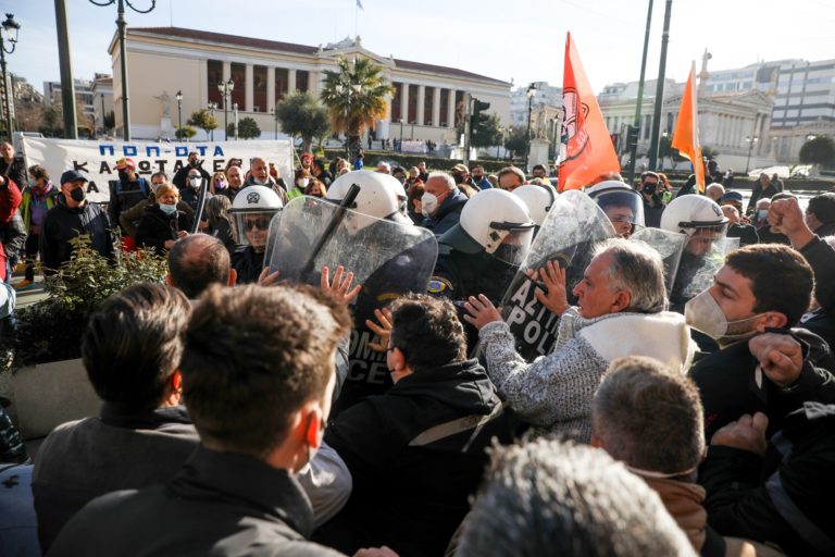 Ένταση στη συγκέντρωση ΠΟΕΔΗΝ και ΠΟΕ-ΟΤΑ στην Πανεπιστημίου