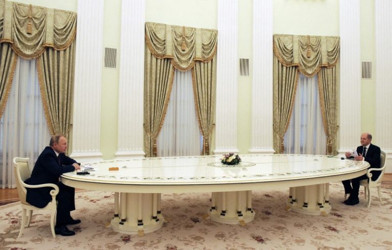 Μετά τον Μακρόν ο Πούτιν υποδέχθηκε και τον Σολτς στο ίδιο τεράστιο τραπέζι – Γιατί το επιλέγει (φωτογραφίες)