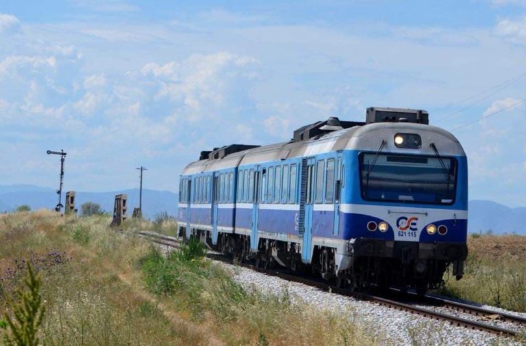 Λάρισα: Τρένο παρέσυρε ΙΧ σε διάβαση στην οδό Κάρλας – Νεκρός ο νεαρός οδηγός