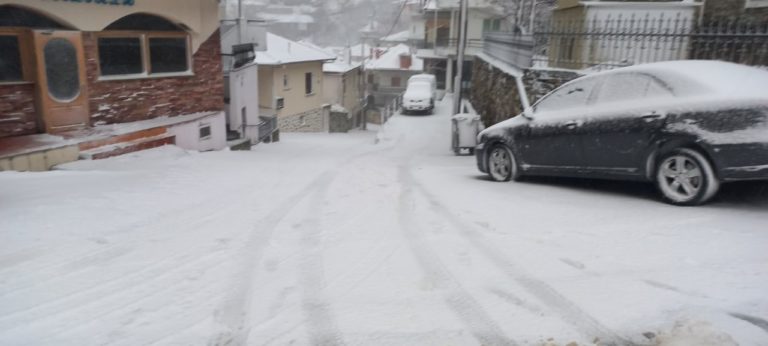 Με αλυσίδες η κίνηση των οχημάτων στα ορεινά της Θεσσαλίας