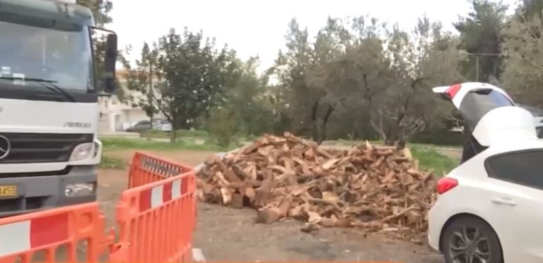 Δωρεάν διανομή ξύλων από δήμους που επλήγησαν από την “Ελπίδα” – Ξεκίνησε η διανομή σε Γλυφάδα, Π. Φάληρο (video)