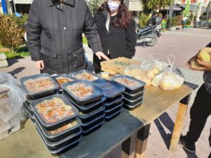 Μυτιλήνη: Μοίρασαν αγάπη και φαγητό σε άπορους (βίντεο)