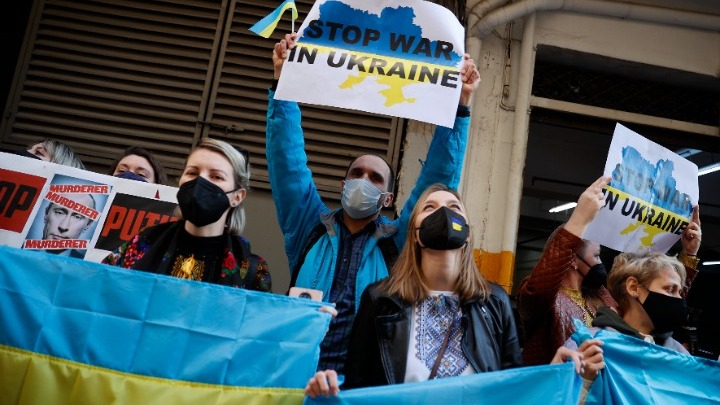 Θεσσαλονίκη: Αντιπολεμική συγκέντρωση Ουκρανών έξω από το ρωσικό προξενείο