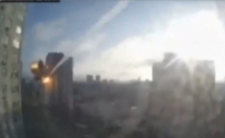 Η στιγμή που πύραυλος χτυπάει πολυκατοικία στο Κίεβο (video)