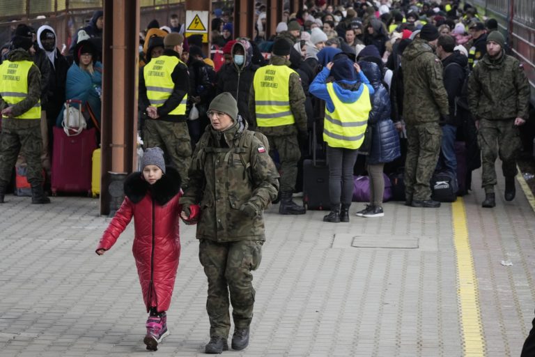 Μηταράκης: Δίκαιη κατανομή των προσφυγικών ροών στην Ε.Ε –  Τι θα γίνει με τις “χρυσές βίζες” των Ρώσων
