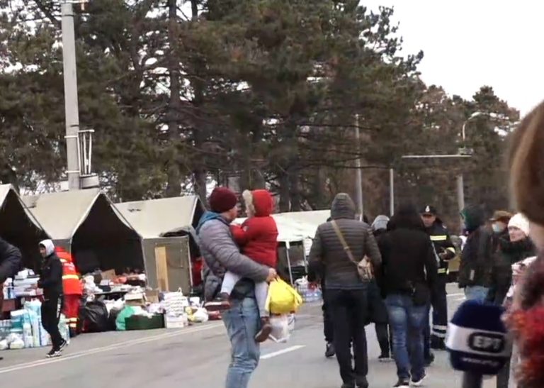 Η ΕΡΤ στα σύνορα Ρουμανίας – Ουκρανίας: Συγκινητική αλληλεγγύη – Πολίτες μοιράζουν λεφτά και τρόφιμα στους εκτοπισμένους