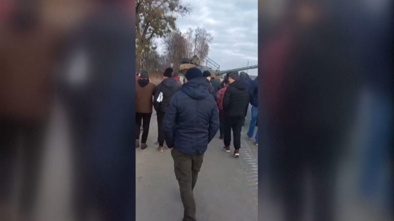 Κάτοικοι μπλοκάρουν την δίοδο σε ρωσικά τανκς (video)