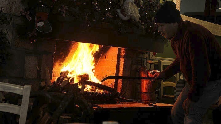 Βόρεια Ελλάδα: Οι ζεστές στάχτες από τα τζάκια “πυρπολούν” τους πλαστικούς κάδους των δήμων