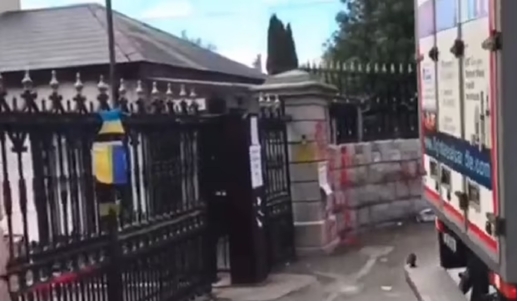 Φορτηγό έπεσε πάνω στην πύλη της ρωσικής πρεσβείας στο Δουβλίνο (video)