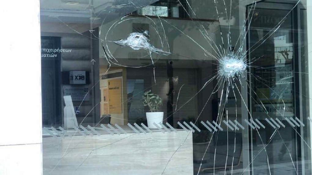 Ηράκλειο: Κουκουλοφόροι έσπασαν βιτρίνες καταστημάτων και ATM στο κέντρο της πόλης (video)