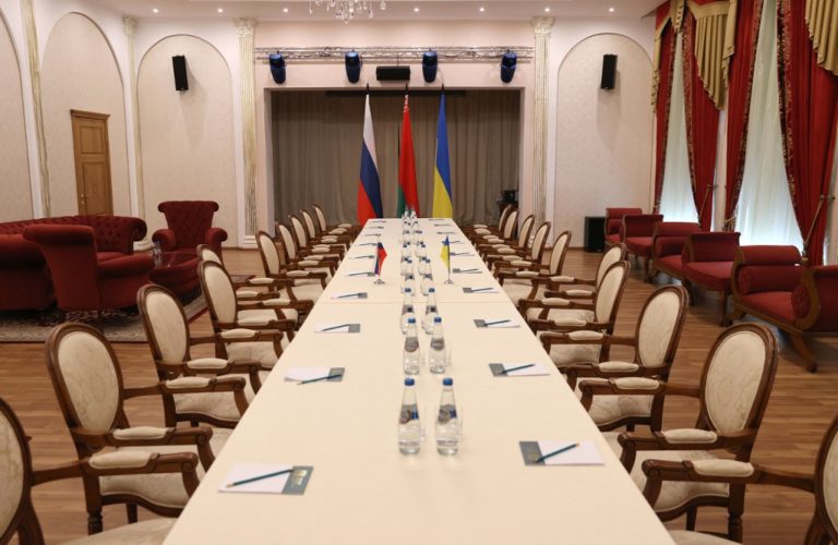 Η Ρωσία δηλώνει έτοιμη για 2ο γύρο συνομιλιών απόψε – Επιφυλακτική η Ουκρανία