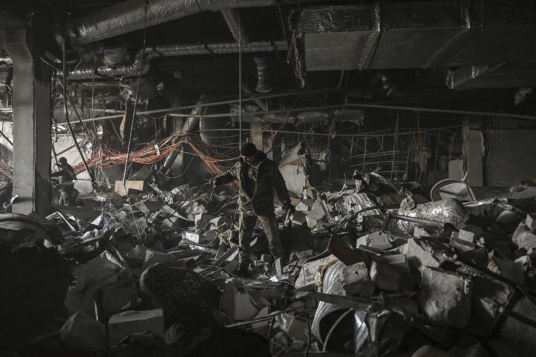 Κίεβο – Βομβαρδισμός εμπορικού κέντρου: Τι μεταδίδει η απεσταλμένη της ΕΡΤ – Συγκλονιστικό βίντεο απεγκλωβισμού