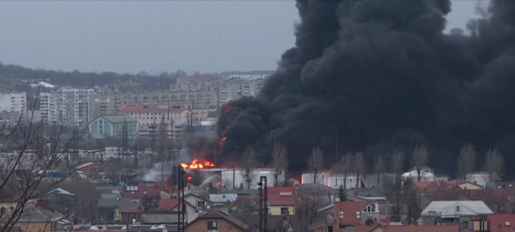 Λβιβ: Οι Ρώσοι χτύπησαν αποθήκες καυσίμων – Πύραυλοι έπεσαν στη δυτική Ουκρανία, λίγα χιλιόμετρα από τα σύνορα με Πολωνία όπου βρισκόταν ο Τζο Μπάιντεν