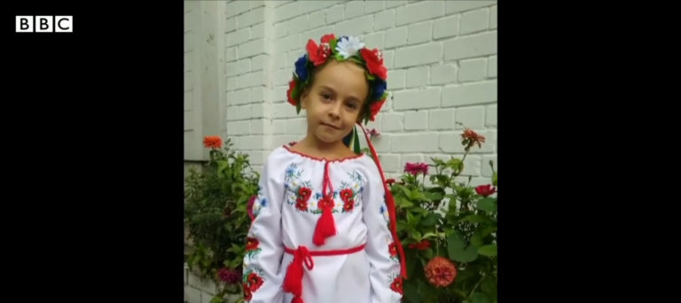 Το τραγούδι της 7χρονης Αμέλια – Οι 6 μέρες στο καταφύγιο του Κιέβου & η ασφάλεια στην Πολωνία (video)