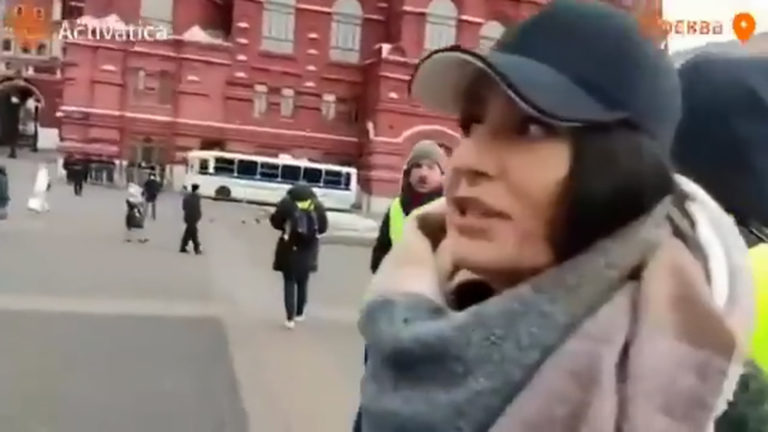 Βίντεο – Μόσχα: «Για να δούμε πόσο σύντομα θα με συλλάβουν» – On camera σύλληψη διαδηλώτριας κατά του πολέμου