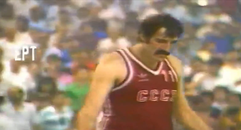 «Μια ιστορία θα σου πω»: 35 χρόνια πριν χρειάστηκε σκάλα για να ντύσουν σε κατάστημα ρούχων τον μπασκετμπολίστα Τσατσένκο (video)