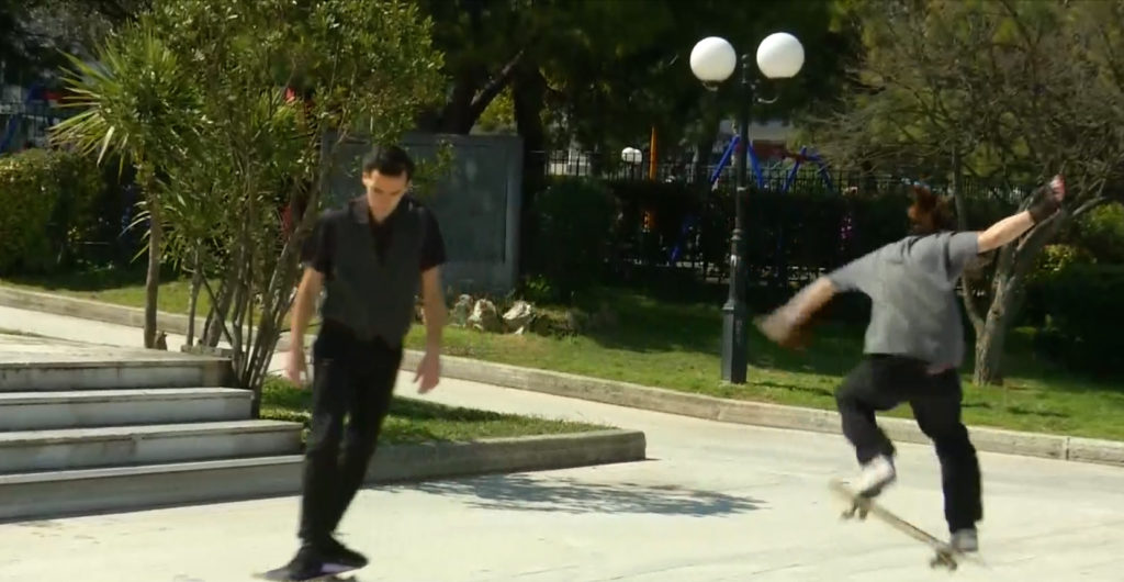 Skateboarding: Η κουλτούρα του νέου ολυμπιακού αθλήματος – Εντυπωσιακές φιγούρες στην πλατεία (video)