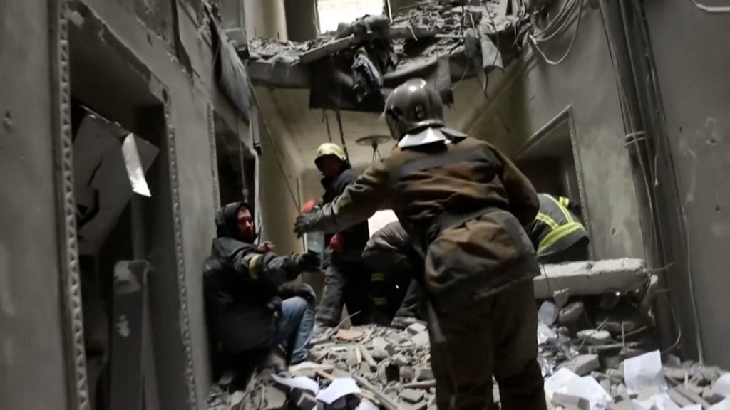 Χάρκοβο: Συγκλονιστικό βίντεο με τους διασώστες να αναζητούν τραυματίες και θύματα των βομβαρδισμών