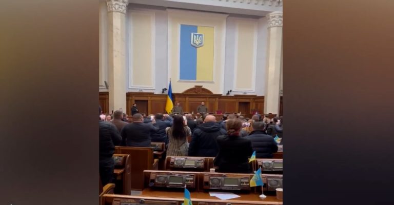 Ουκρανοί βουλευτές τραγουδούν τον εθνικό ύμνο μέσα στο κοινοβούλιο