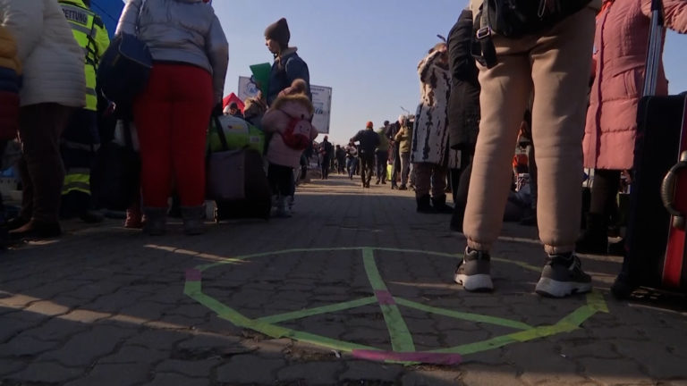 Εθελοντές από όλο τον κόσμο στην Πολωνία για να βοηθήσουν τους Ουκρανούς πρόσφυγες (video)
