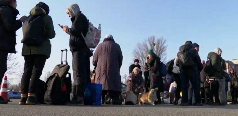 Συνεχίζονται οι προσφυγικές ροές – Τι καταγράφει η κάμερα της ΕΡΤ στα σύνορα Ουκρανίας – Πολωνίας