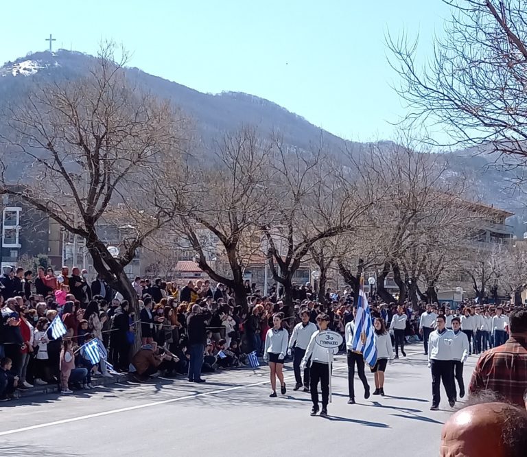 Φλώρινα: Με λαμπρότητα και ανοιξιάτικο καιρό η παρέλαση (βίντεο- εικόνες)