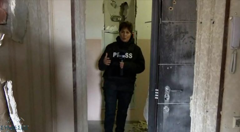 Η ΕΡΤ στο Κίεβο – Εικόνες καταστροφής: Με την κάμερα μέσα στα συντρίμμια σπιτιών – Βομβαρδισμένα κτίρια και προαύλια (video)