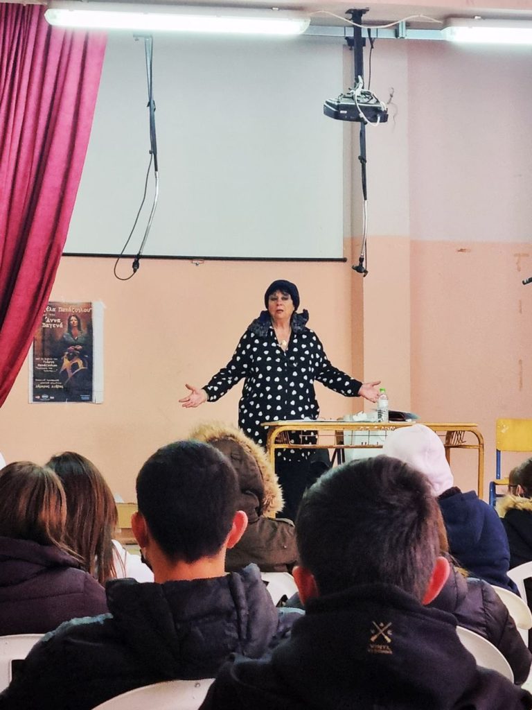 Η Άννα Βαγενά στο Δομένικο με τους μαθητές του Γυμνασίου και του Λυκείου