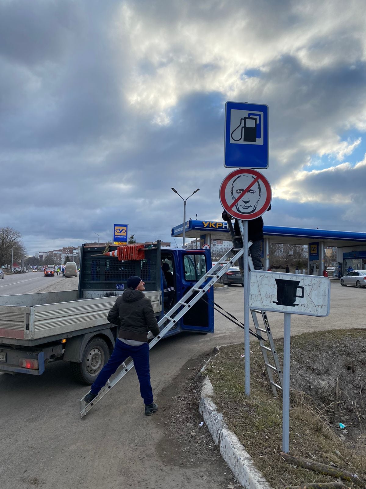 NPR : Οι Ουκρανοί αφαιρούν και αλλάζουν τις οδικές πινακίδες για να μπερδέψουν τις ρωσικές δυνάμεις