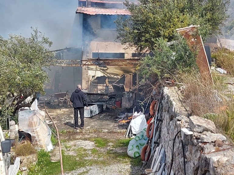 Καλαμάτα: Κατοικία καταστράφηκε ολοσχερώς από πυρκαγιά στα Γιαννιτσάνικα (φωτο)