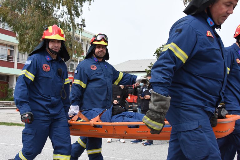 Πετυχημένη άσκηση απεγκλωβισμού ατόμων από σχολείο που κατέρρευσε από σεισμό