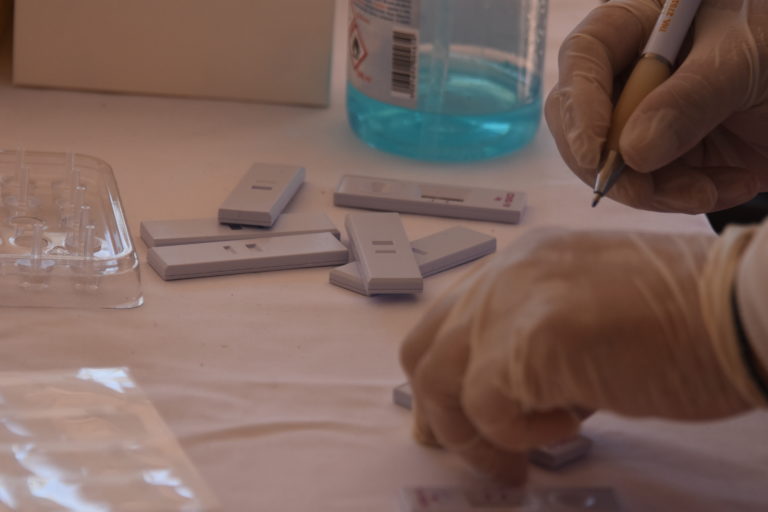 Μυτιλήνη: Μεγάλη η προσέλευση για rapid tests στο κινητό ιατρείο της Περ. Βορείου Αιγαίου