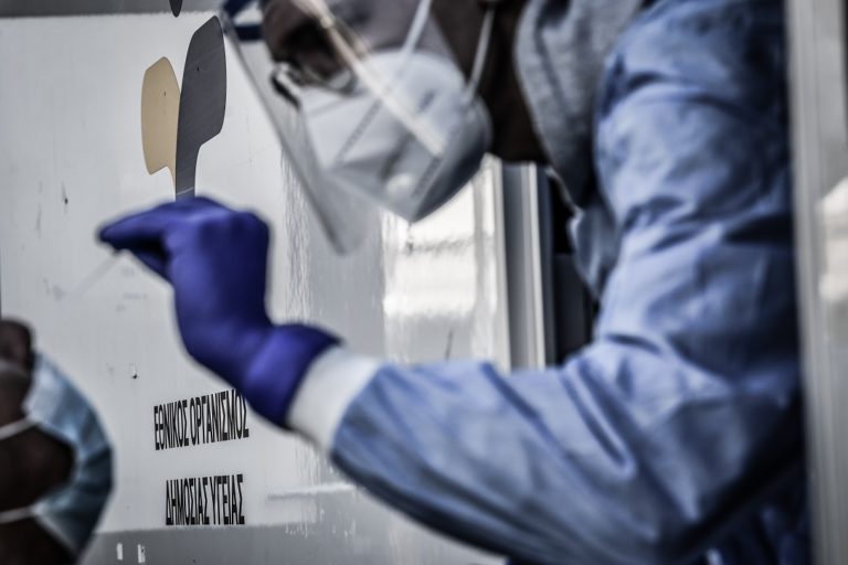 Κορονοϊός: Τι προβλέπει η νέα ΚΥΑ για τους ανεμβολίαστους στον ιδιωτικό τομέα