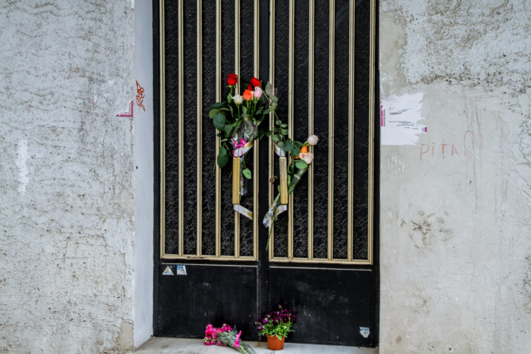 Θάνατος τριών παιδιών – Πάτρα: Αφήνουν λουλούδια και κεριά στην πόρτα του σπιτιού της οικογένειας (video και φωτογραφίες)