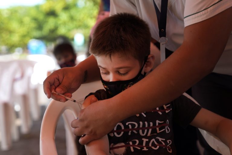 Το εμβόλιο της Pfizer λιγότερο αποτελεσματικό στα παιδιά 5-11 ετών λόγω μικρότερης δόσης