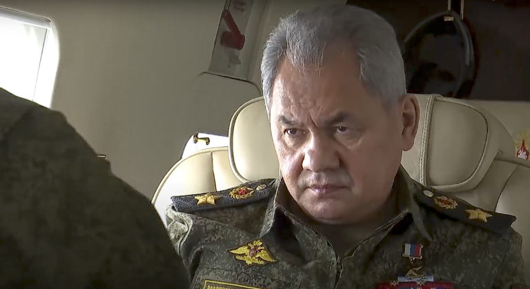 Ο Ρώσος υπουργός Άμυνας εμφανίζεται ξανά στις οθόνες έπειτα από απουσία δύο εβδομάδων εν μέσω πολέμου με την Ουκρανία