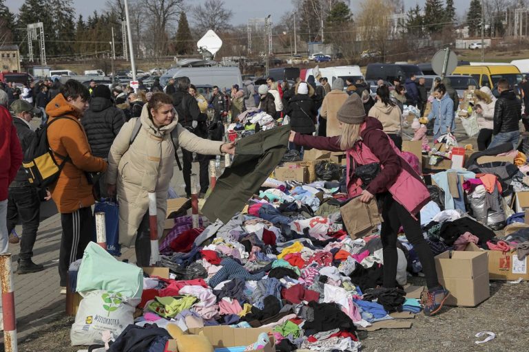 Πολωνία: Ξεπέρασαν το μισό εκατομμύριο οι πρόσφυγες – Αναμένονται ασυνόδευτα παιδιά από Κίεβο (video)