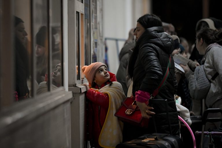 Ξεπέρασαν τις 220.000 οι πρόσφυγες στα 5 κέντρα υποδοχής της Πολωνίας (video)