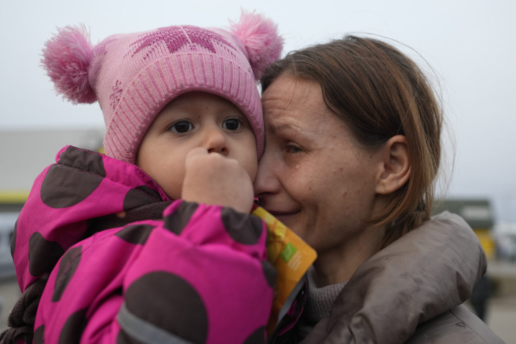 Γυναίκες και παιδιά εγκαταλείπουν την Ουκρανία, με τους άνδρες να μένουν πίσω για να πολεμήσουν