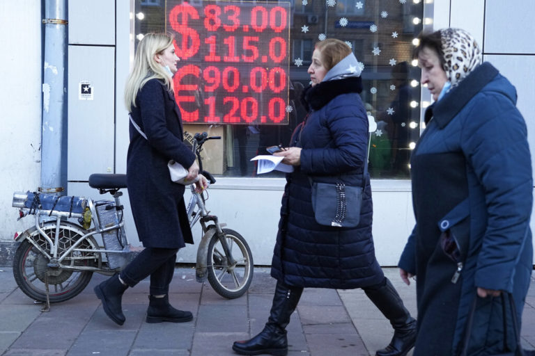 BBC: Πώς έχουν αλλάξει οι κυρώσεις τη ζωή των Ρώσων