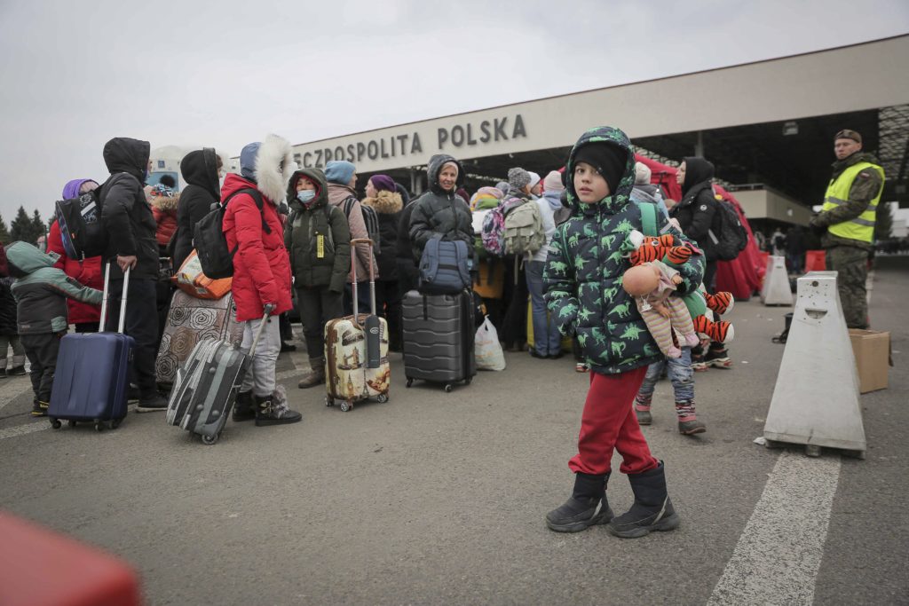 Πάνω από 1 εκατομμύριο Ουκρανοί κατέφυγαν σε γειτονικές χώρες – Πώς υποδέχονται τους πρόσφυγες