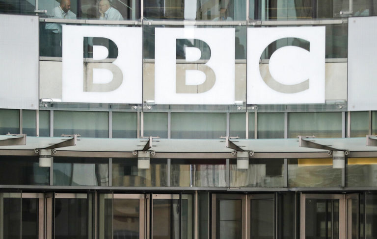 Το BBC ανέστειλε τη λειτουργία του στην Ρωσία – Διαγράφει περιεχόμενό της η ρωσική Novaya Gazeta λόγω νέου νόμου για τα ΜΜΕ