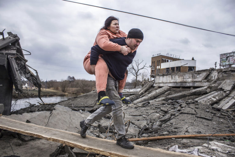 Ουκρανία: Συνταρακτικές σκηνές κατέγραψε η ΕΡΤ στο Ιρπίν – Επόμενος στόχος των Ρώσων η Οδησσός